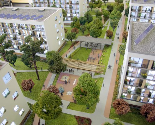 Farebný prezentačný model bytového komplexu s detailným spracovaním zábradlí a slnolamov na balkónoch objektov