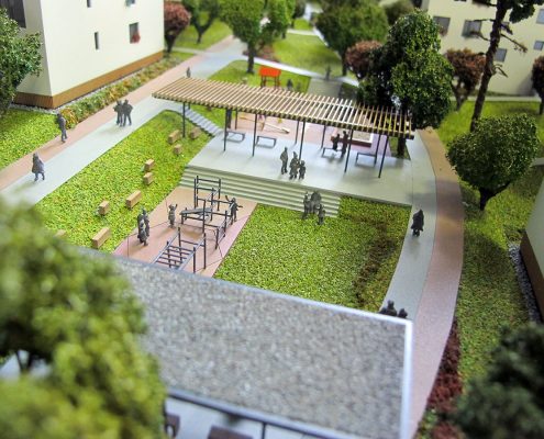 Farebný prezentačný model bytového komplexu s detailným spracovaním zábradlí a slnolamov na balkónoch objektov