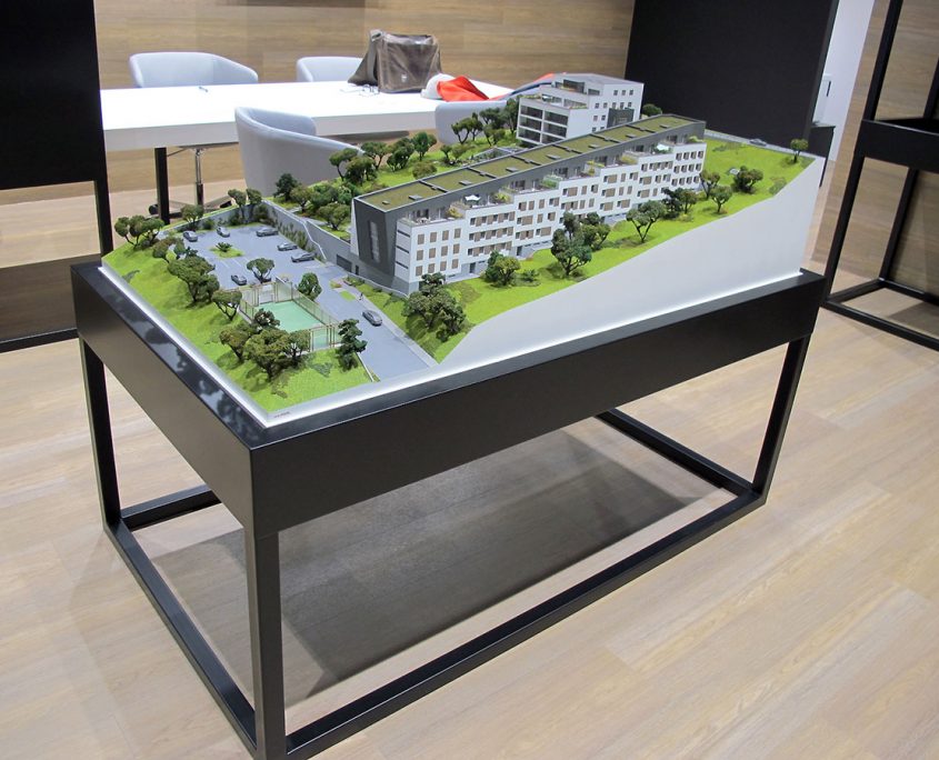 Farebný prezentačný model bytového komplexu umiestneného v svahovitom teréne