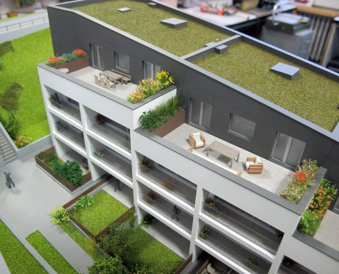 Farebný prezentačný model bytového komplexu umiestneného v svahovitom teréne