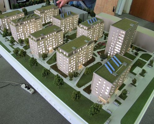 Farebný prezentačný model bytového komplexu s detailným spracovaním zábradlí a perforovaných slnolamov