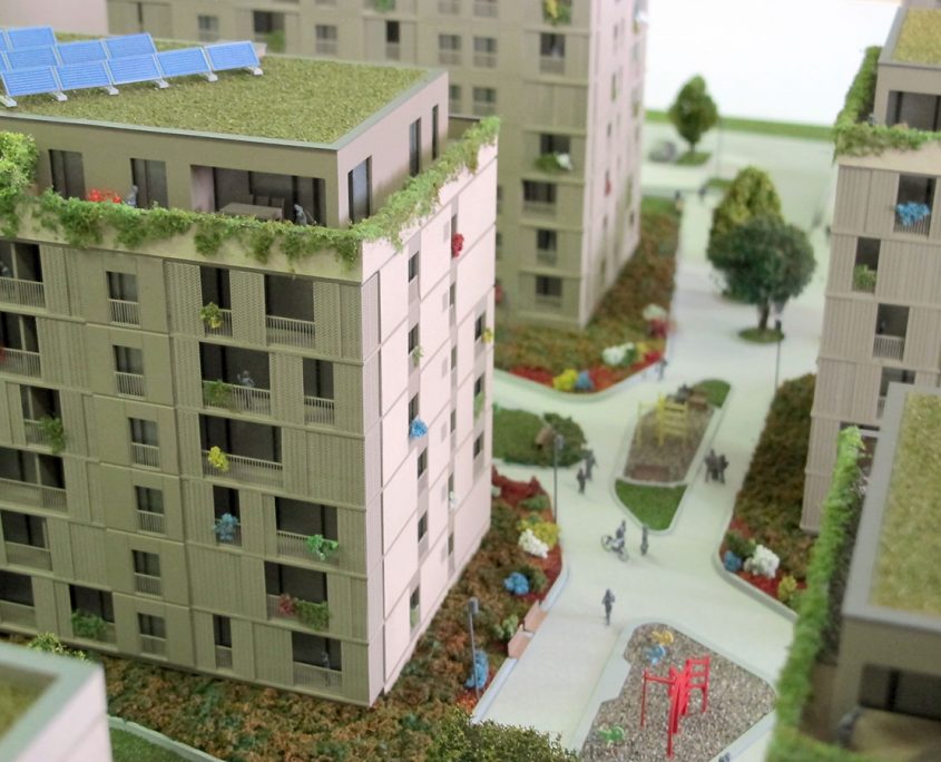 Farebný prezentačný model bytového komplexu s detailným spracovaním zábradlí a perforovaných slnolamov
