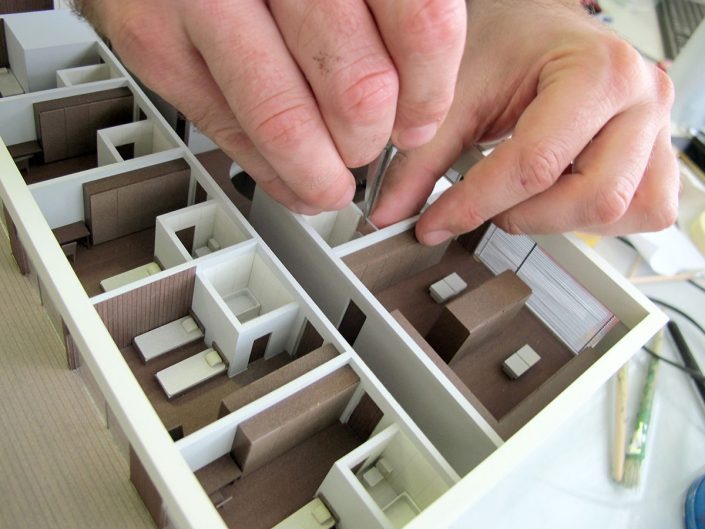 Farebný prezentačný model rodinného domu, s možnosťou odnímania striech objektu