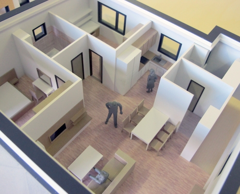 Rozoberateľný plnofarebný model Trojbytovej vily s ukážkou vnútornej dispozície poschodí objektu.