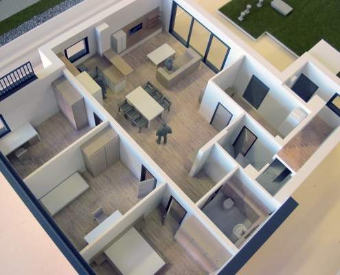 Rozoberateľný plnofarebný model Trojbytovej vily s ukážkou vnútornej dispozície poschodí objektu
