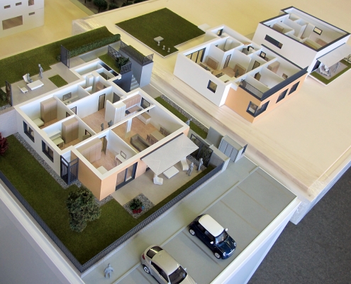 Rozoberateľný plnofarebný model Trojbytovej vily s ukážkou vnútornej dispozície poschodí objektu