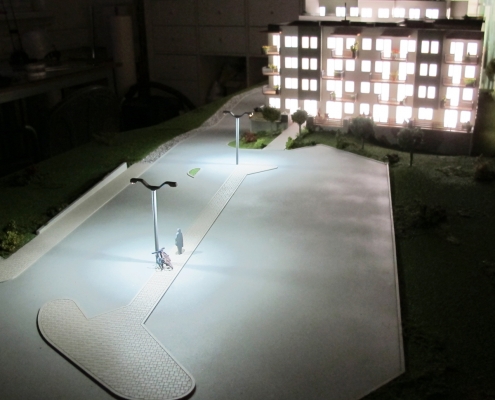 Farebný prezentačný model bytového objektu s funkčnými lampami osvetlenia parkoviska