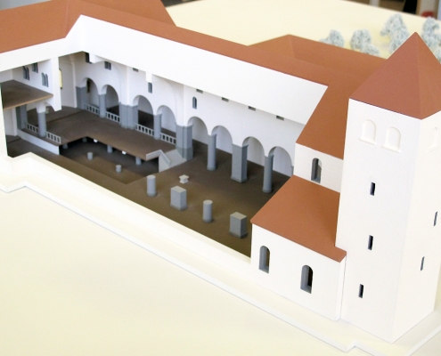 Farebný prezentačný model kláštora s rezovou hranou