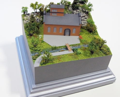 Mini model historického objektu s potokom a priľahlým terénom