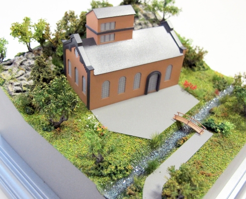 Mini model historického objektu s potokom a priľahlým terénom