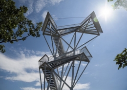 Detailný plnofarebný prezentačný model atypickej stavby Vyhliadkovej veže na Devínskej kobyle.