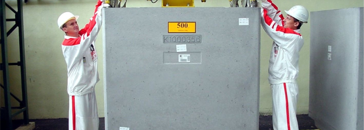 Detailný rezový model vláknobetónového kontajnera (VBK) s ukážkou uloženia sudov s obsahom nízko aktívnych rádioaktívnych odpadov (RAO)
